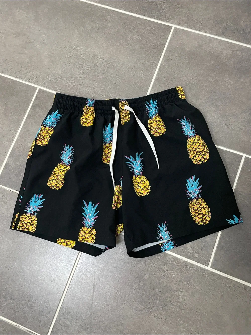 Chubbies 5.5”The Pineapple Sundaes Swim Trunks Size Large